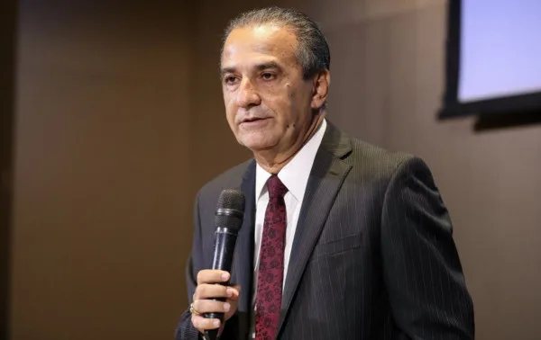 Silas Malafaia fala ao microfone durante encontro público