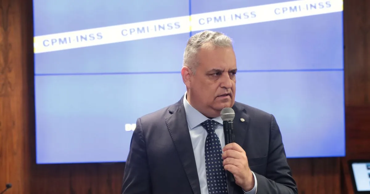 Alfredo Gaspar fala ao microfone durante reunião da CPMI do INSS