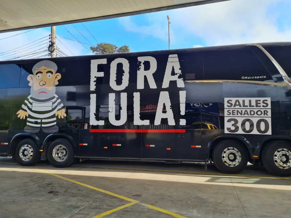 Ônibus de campanha de Ricardo Salles com a frase Fora Lula e o número 300