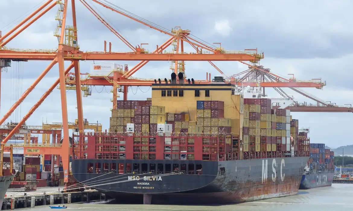 Navio de contêineres em terminal portuário representa as negociações comerciais entre Brasil e Estados Unidos