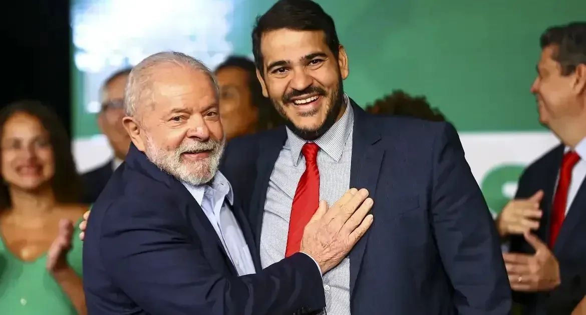 Presidente Lula conversa com Jorge Messias durante cerimônia oficial