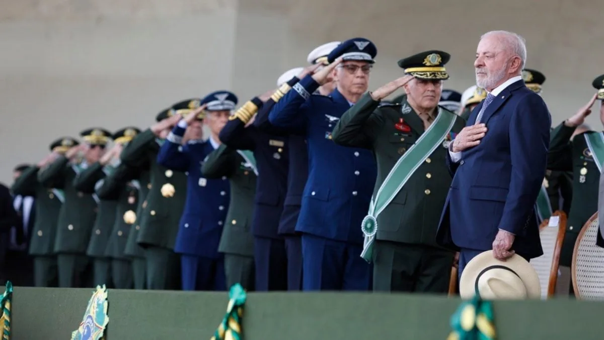 Lula participa da cerimônia do Dia do Soldado no Quartel-General do Exército