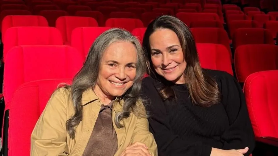 Regina Duarte e Gabriela Duarte apresentam a peça teatral A Filha da