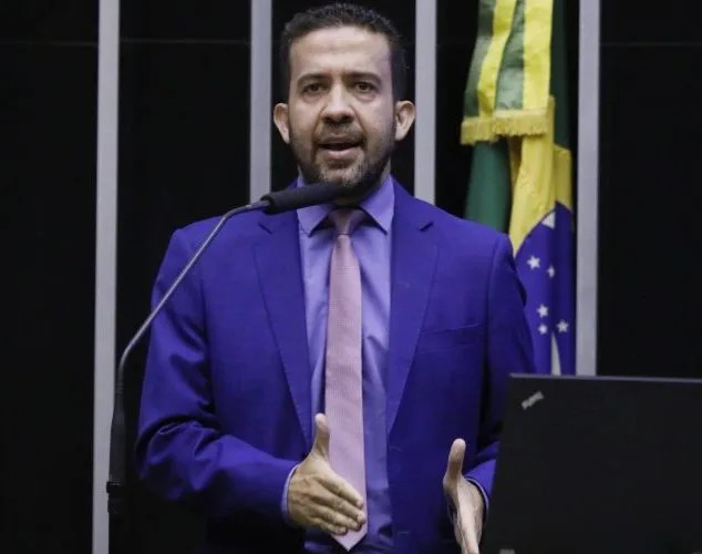 Deputado André Janones durante discurso na Câmara