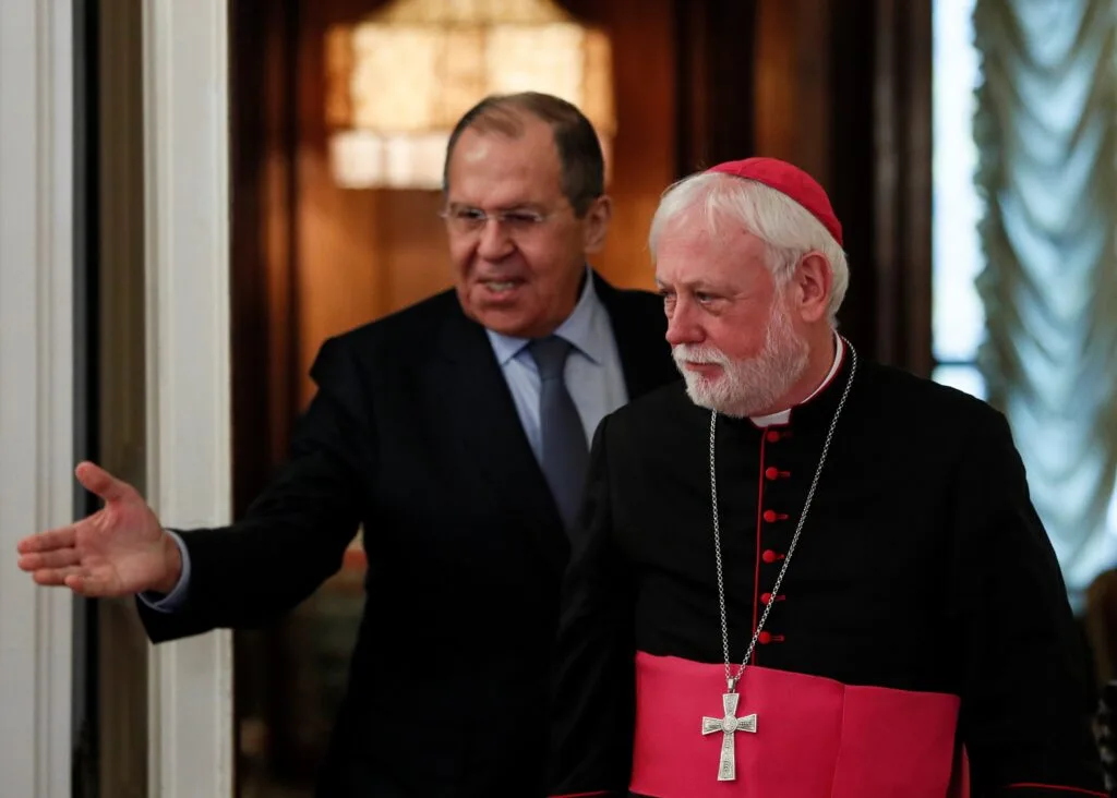 Sergey Lavrov recebe o arcebispo Paul Gallagher em Moscou durante encontro diplomático