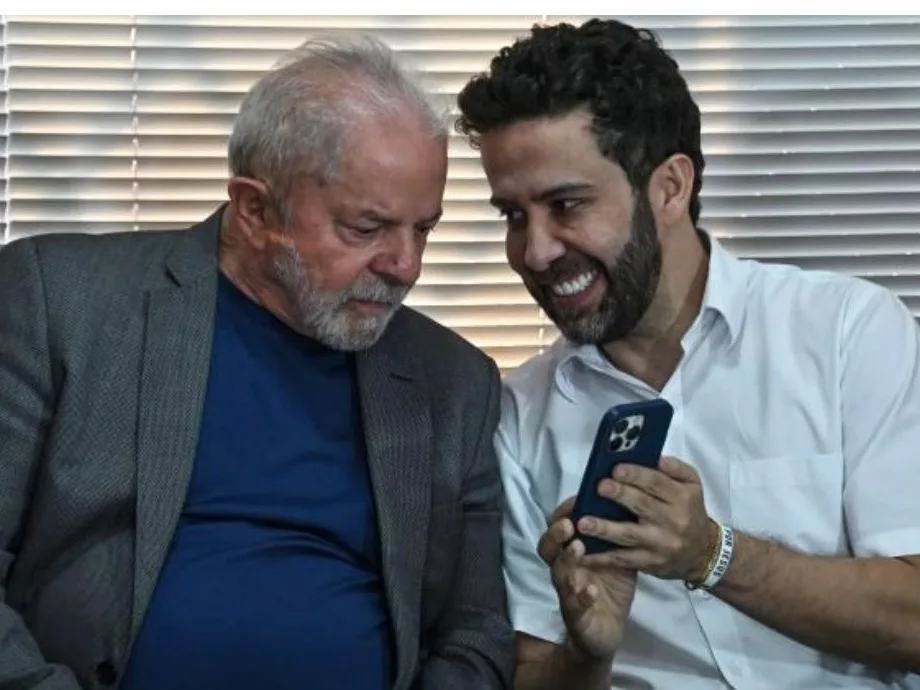 André Janones mostra conteúdo de celular a Lula durante encontro político