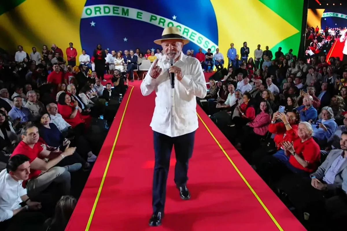Lula discursa durante o lançamento de sua campanha à reeleição em 2026