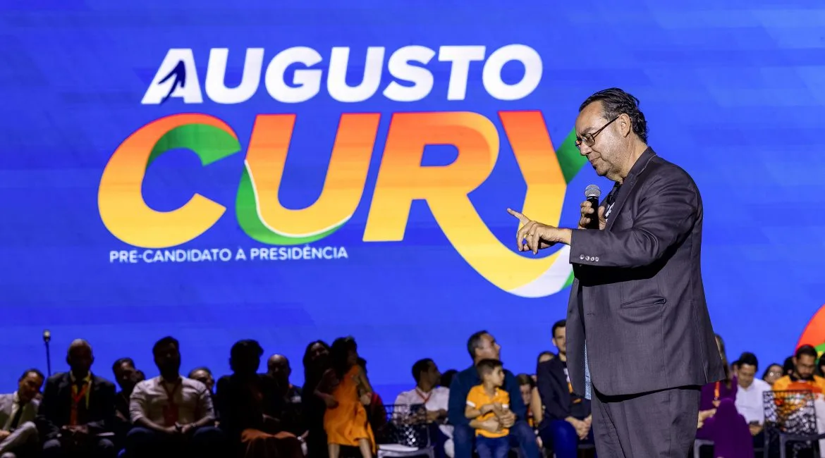 Augusto Cury discursa durante evento político como candidato presidencial