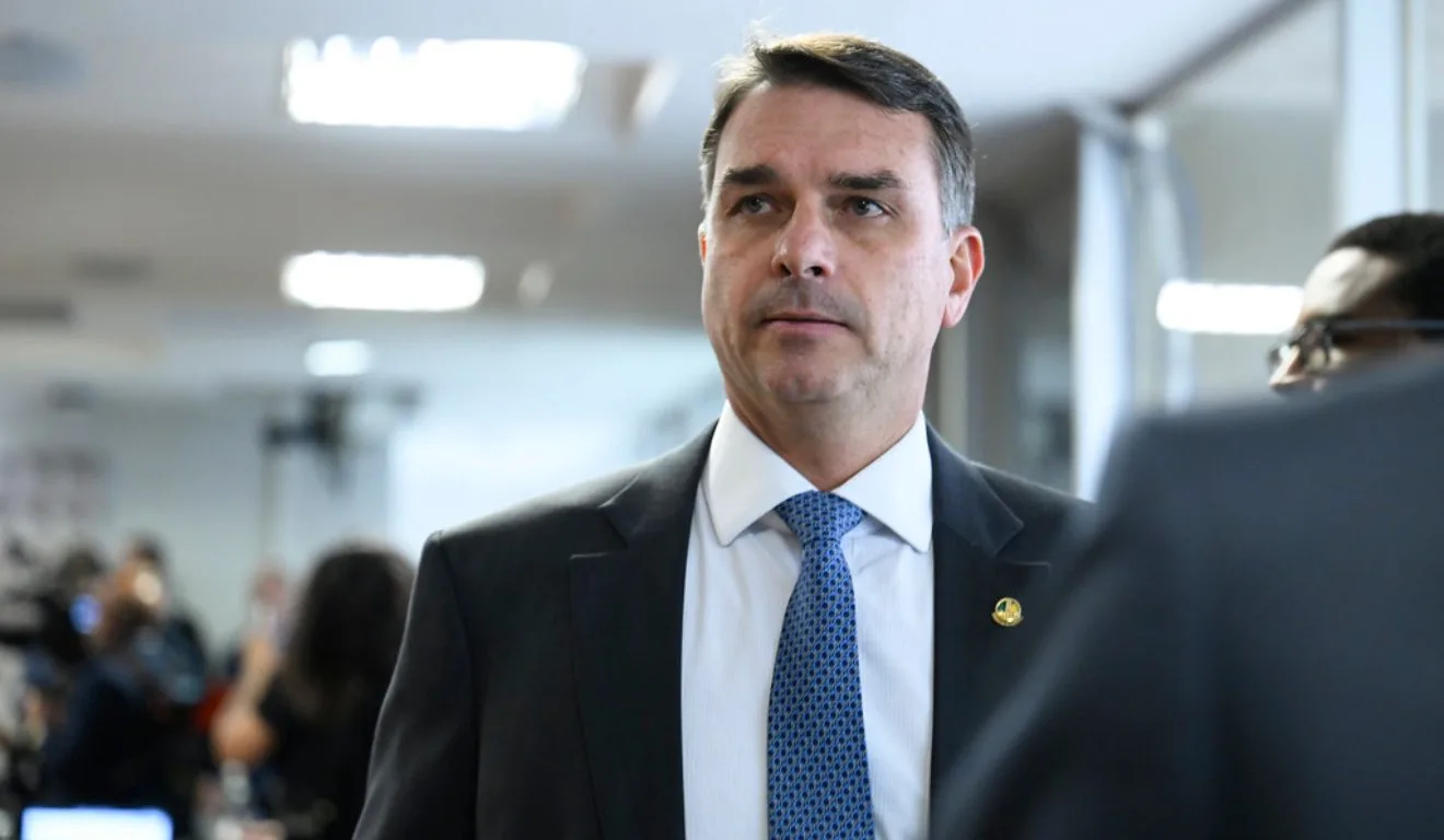 Flávio Bolsonaro conversa com empresários e representantes do mercado financeiro