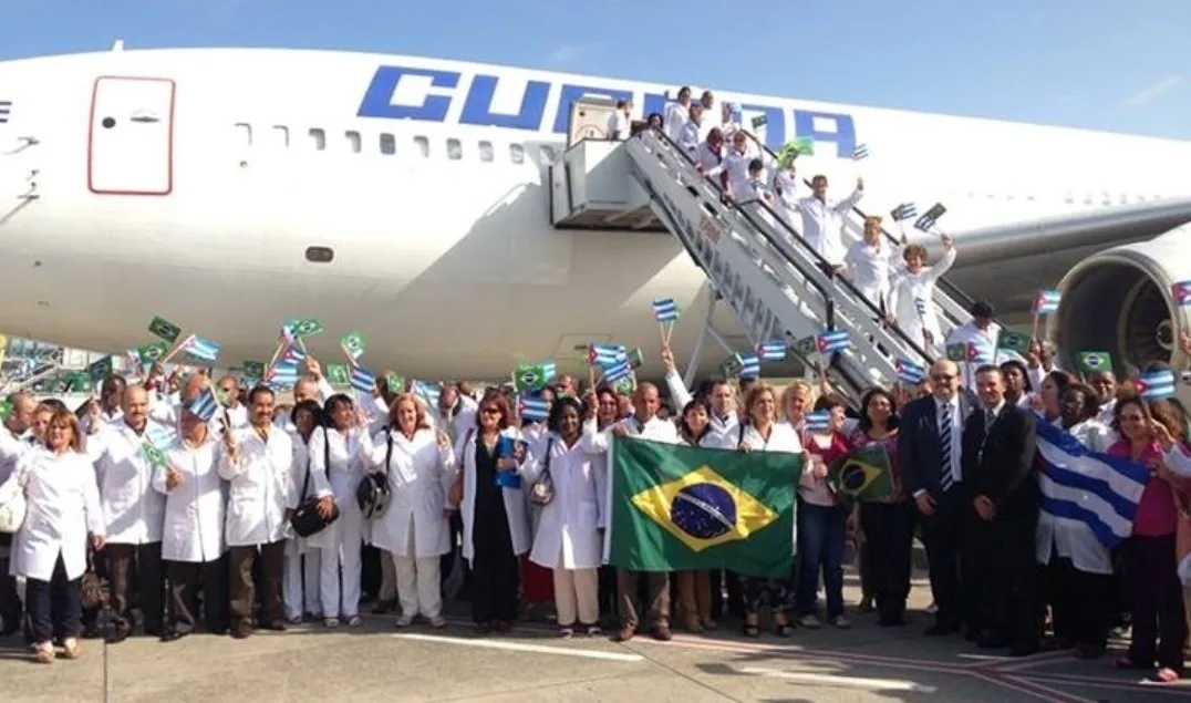Médicos cubanos desembarcam no Brasil para participar do programa Mais Médicos em 2013