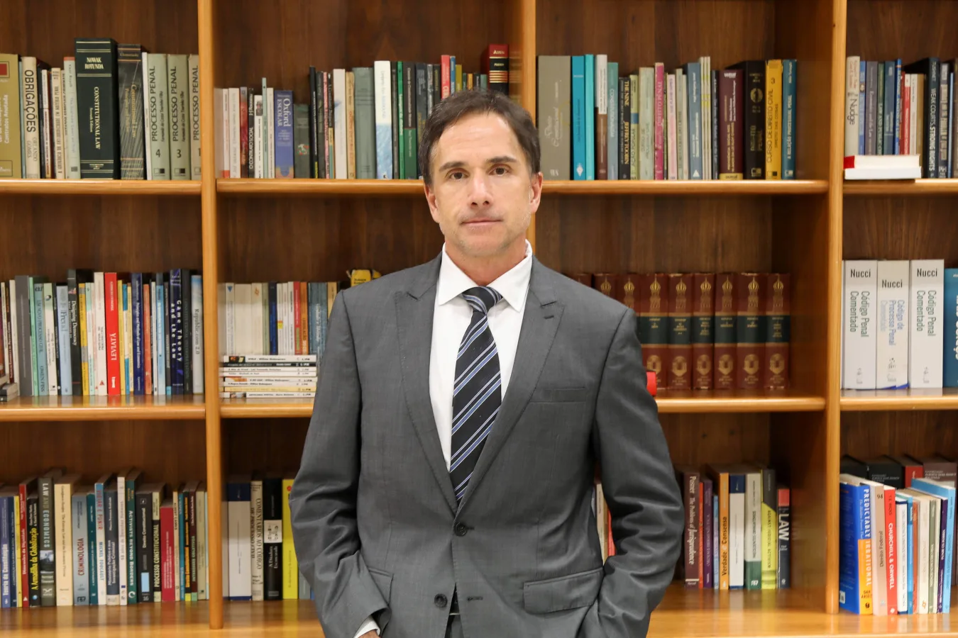 Juiz federal Eduardo Appio em ambiente com livros jurídicos