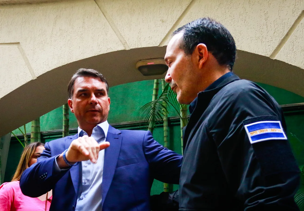 Flávio Bolsonaro cumprimenta Gustavo Villatoro, ministro da Segurança de El Salvador, em São Paulo