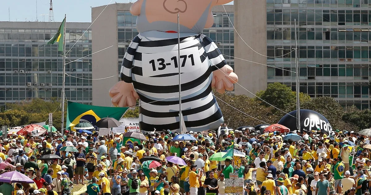 Boneco inflável Pixuleco, de Lula vestido de presidiário, em protesto — símbolo usado na Avenida Paulista