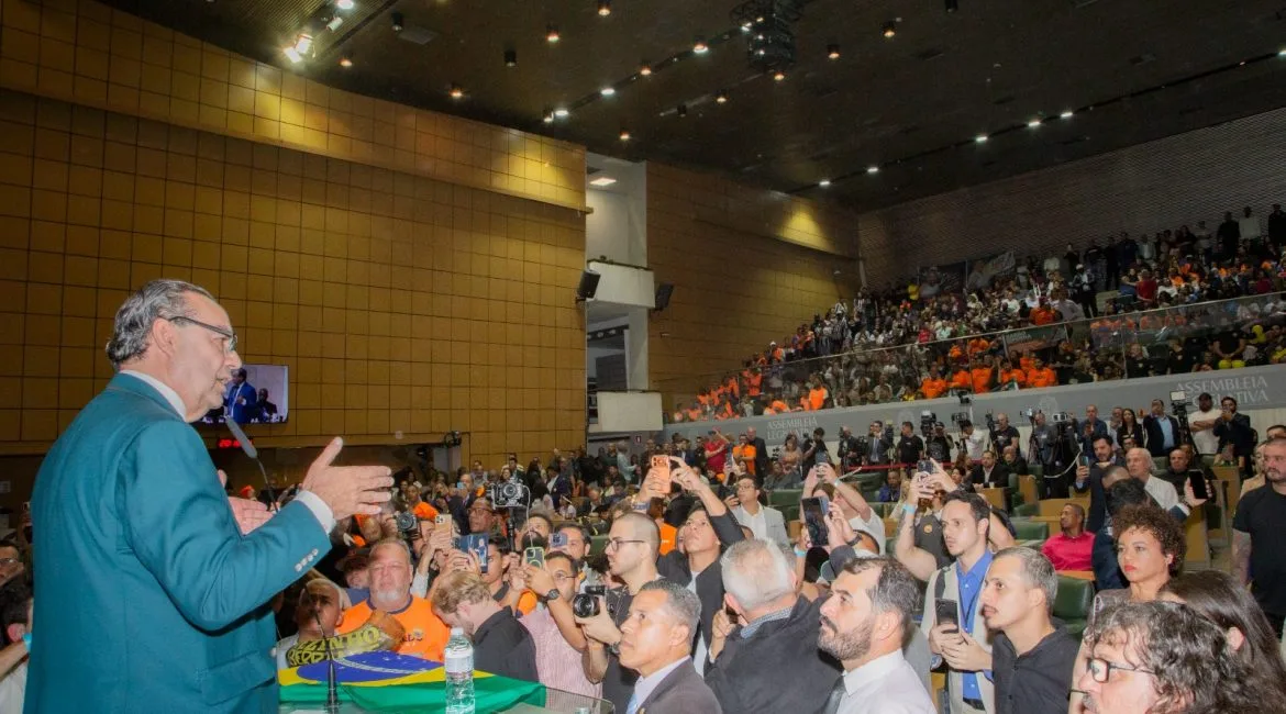 Augusto Cury durante evento político do Avante na campanha presidencial de 2026