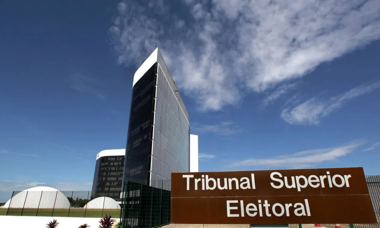 Fachada do Tribunal Superior Eleitoral, em Brasília, que suspendeu a propaganda do currículo de Flávio Bolsonaro