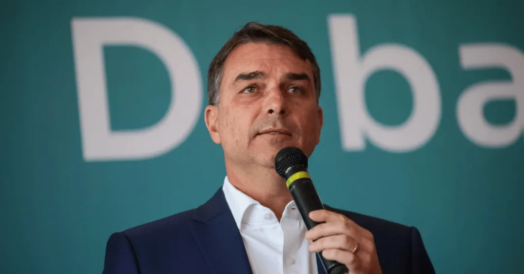 Flávio Bolsonaro em ato de campanha, ao comentar o futuro político do pai