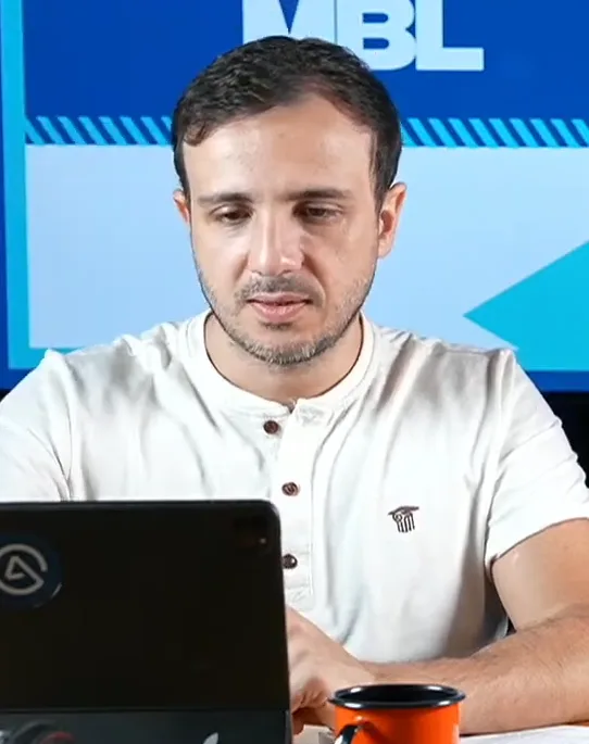 Renan Santos durante transmissão pela internet