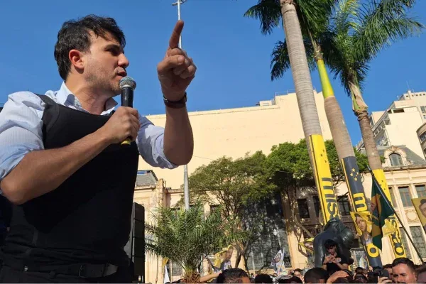 Renan Santos discursa durante ato público de campanha