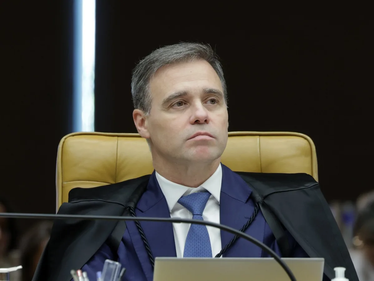 Ministro André Mendonça do STF, de toga, durante sessão plenária da Corte
