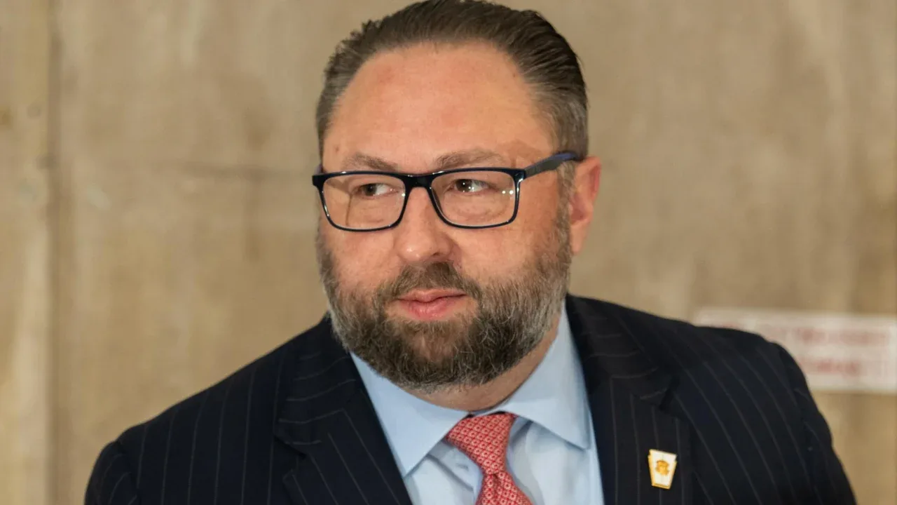 Jason Miller, aliado e ex-conselheiro do presidente dos Estados Unidos Donald Trump