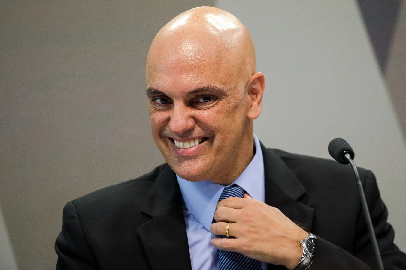 Ministro Alexandre de Moraes durante sabatina no Senado, de terno e gravata