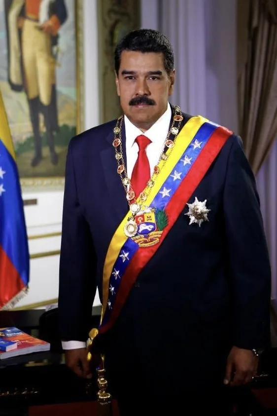 Retrato oficial de Nicolás Maduro com faixa presidencial da Venezuela