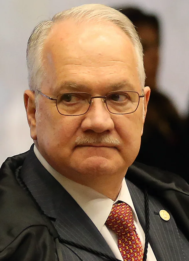 Ministro Edson Fachin, presidente do STF, de toga e óculos, em retrato oficial da Corte