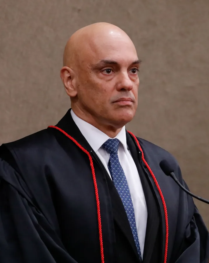 Alexandre de Moraes, de toga, como presidente do TSE