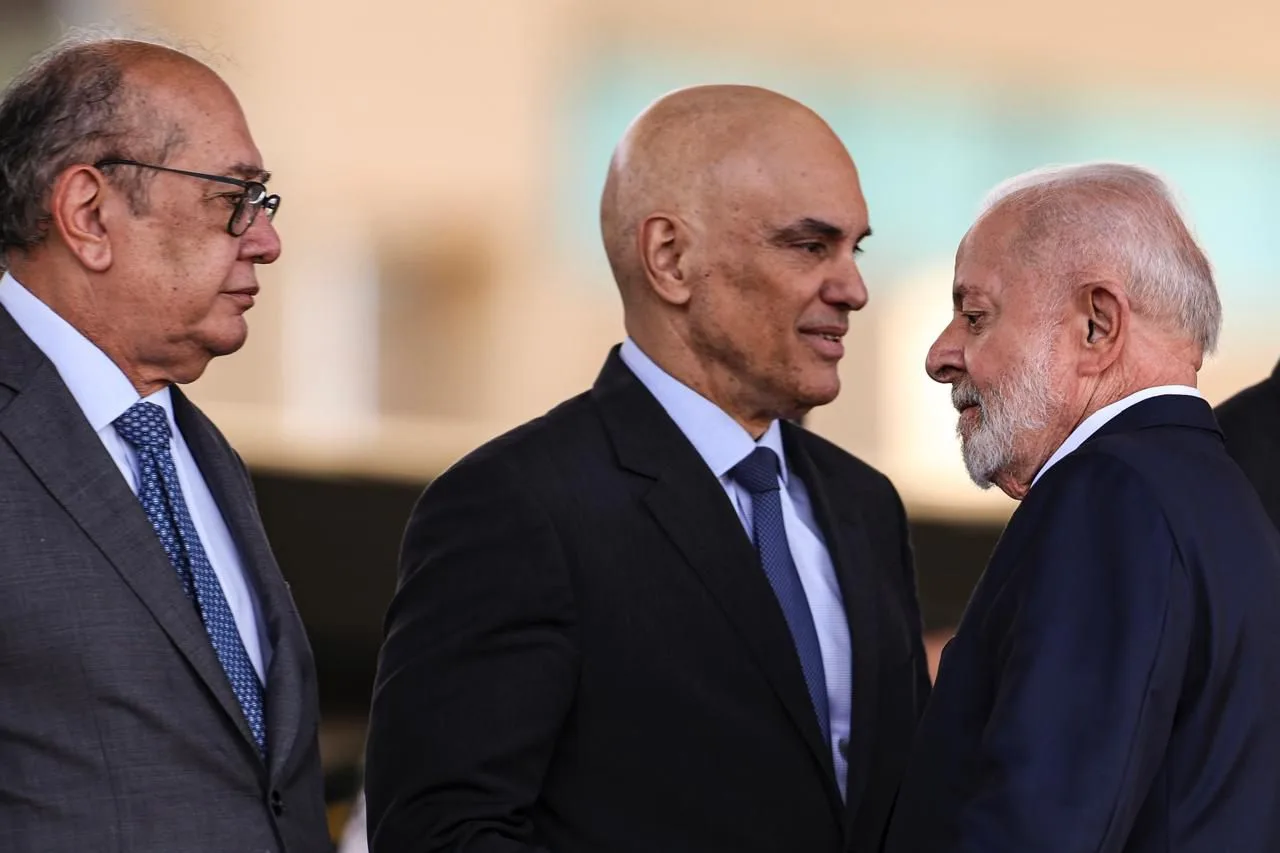 Gilmar Mendes, Alexandre de Moraes e o presidente Lula durante evento em Brasília