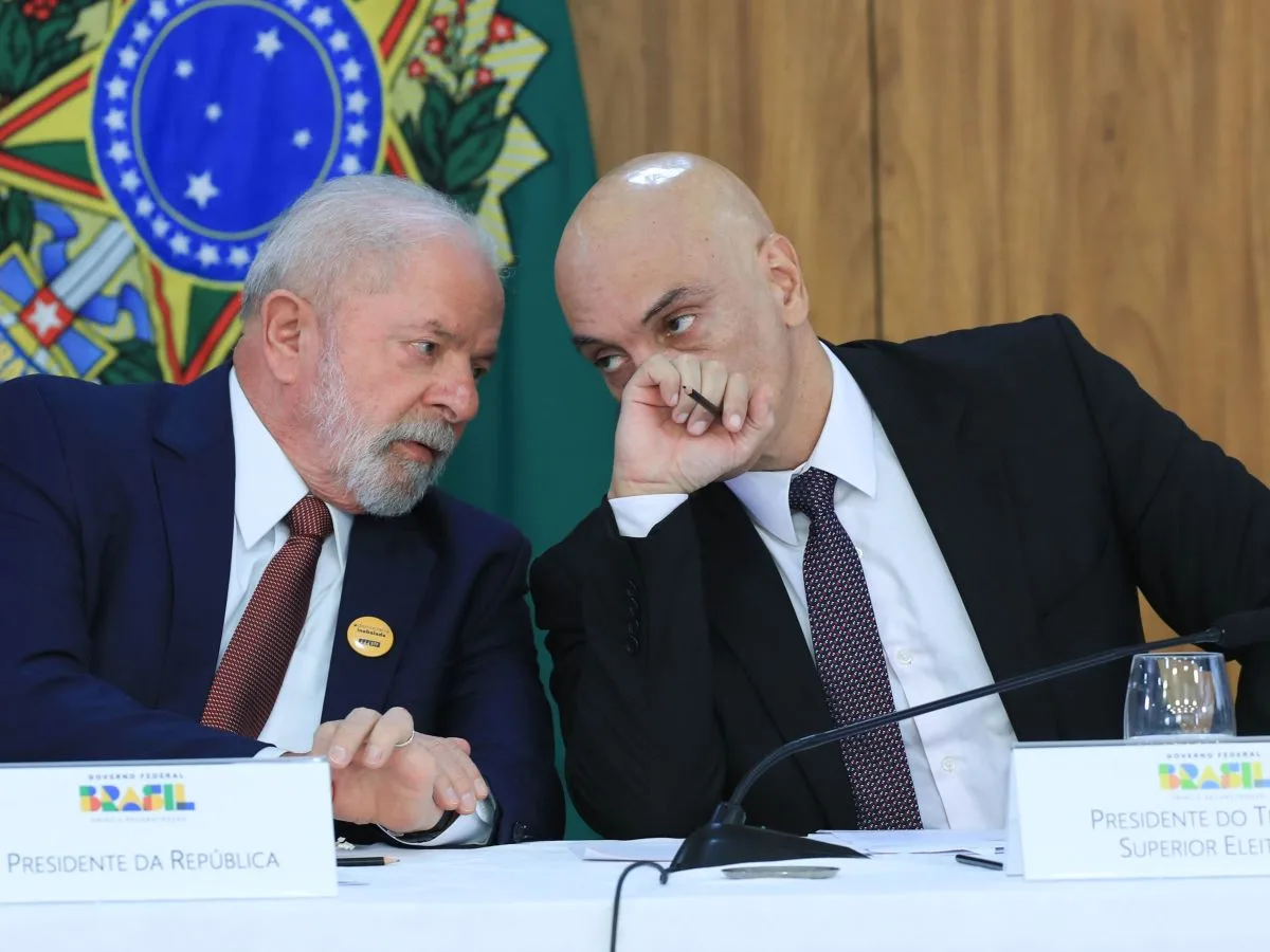 Presidente Lula conversa com Alexandre de Moraes durante cerimônia oficial