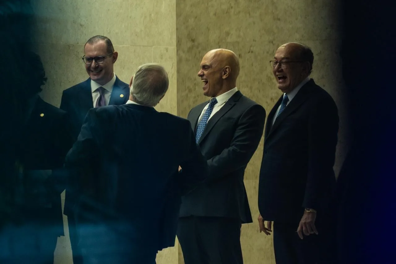 Zanin, Alexandre de Moraes, Gilmar Mendes e Edson Fachin no plenário do STF após a sessão que ignorou o relatório Vorcaro