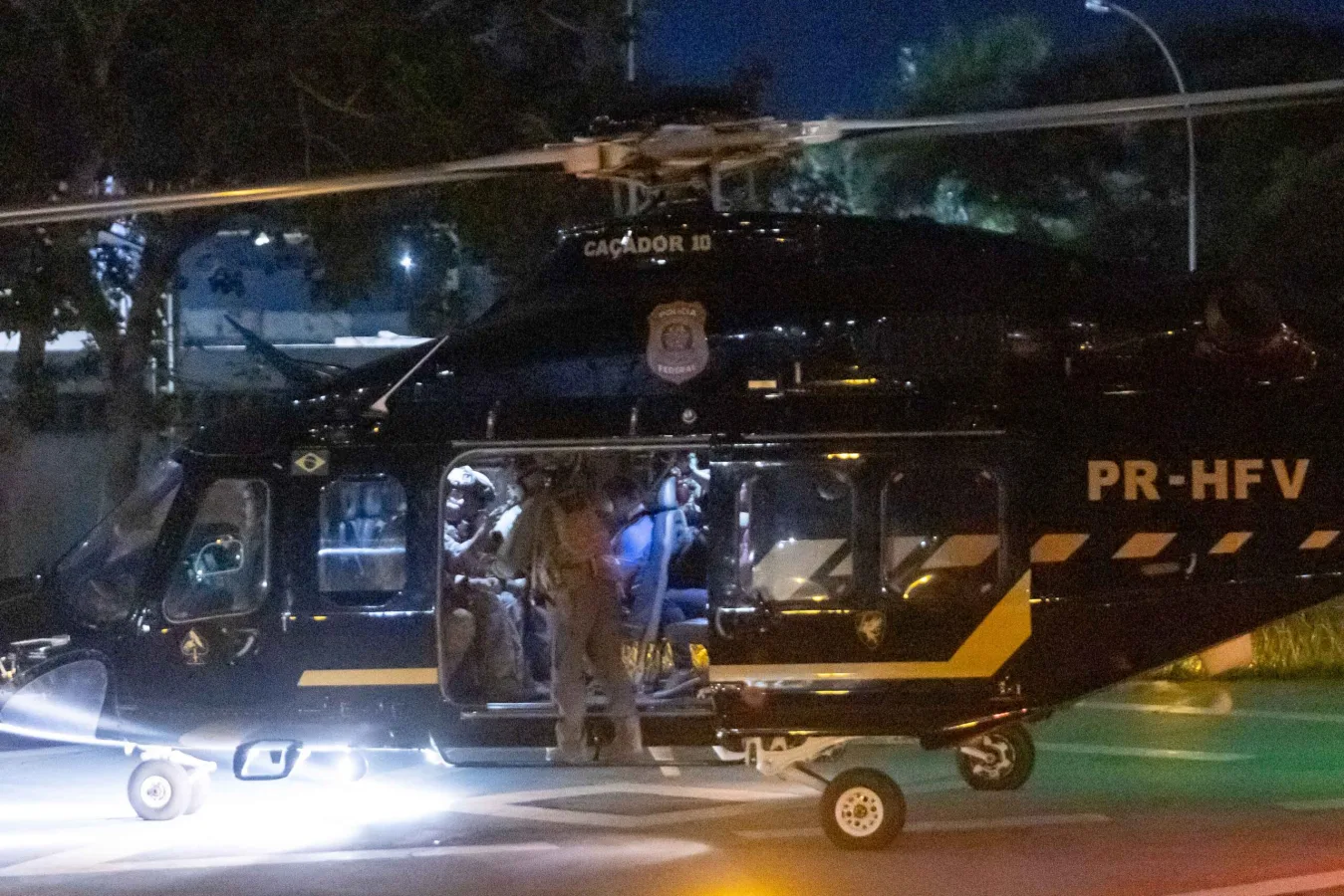 Daniel Vorcaro retirado de helicóptero na Superintendência da PF; no depoimento, relatou ameaça de ser jogado de aeronave