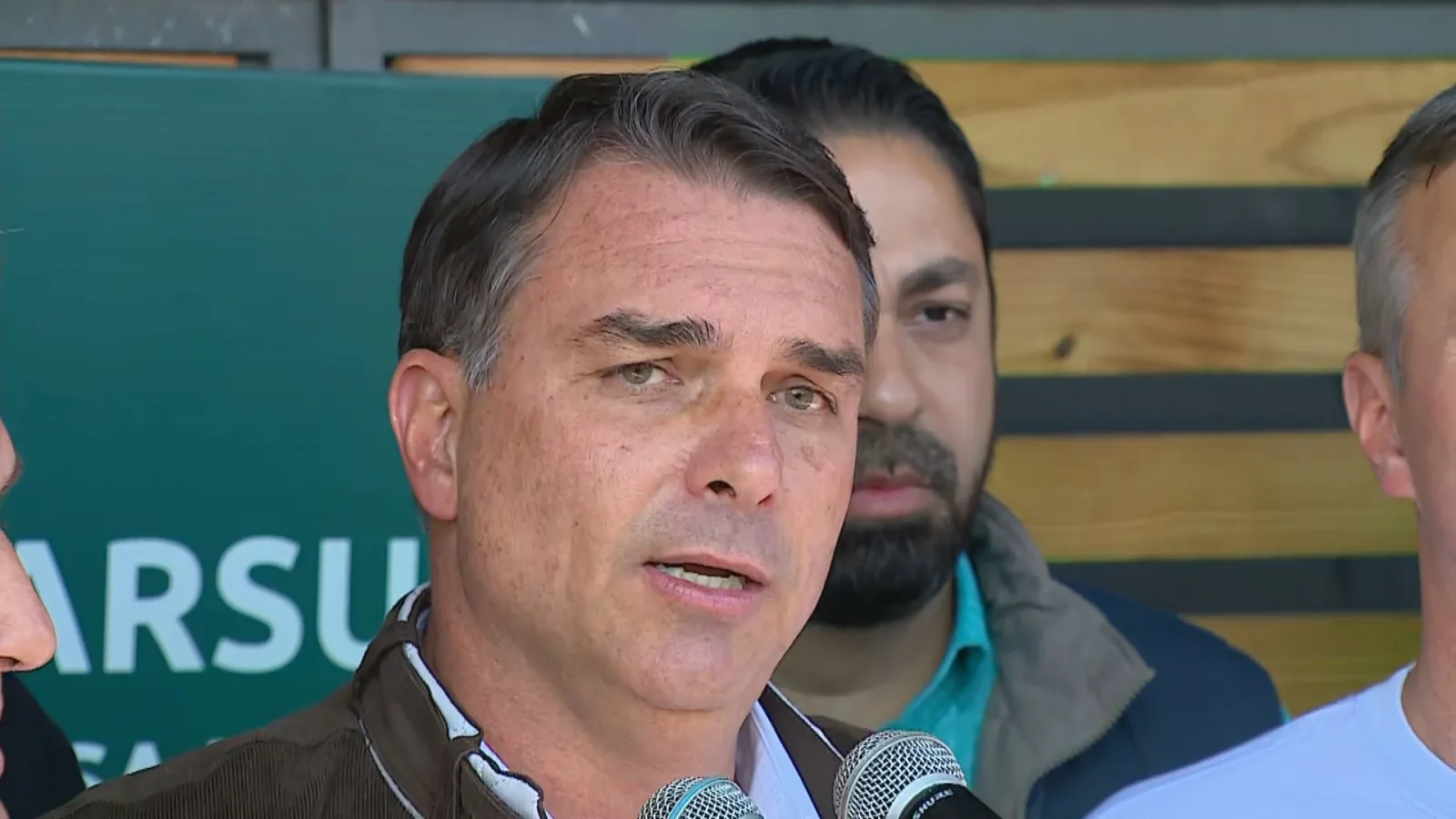 Flávio Bolsonaro em Porto Alegre; aliados de Lula cobram o fim do sigilo do caso Dark Horse após o relatório de Mendonça