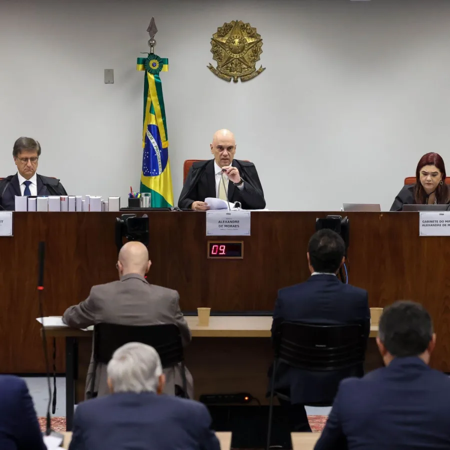 Alexandre de Moraes durante sessão relacionada aos processos do 8 de Janeiro