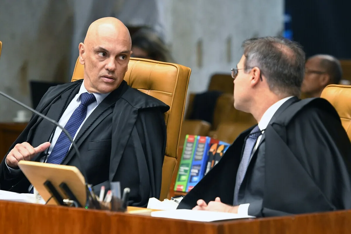Alexandre de Moraes conversa com outro ministro durante sessão do STF