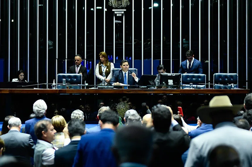 Davi Alcolumbre conduz sessão na mesa do Senado Federal