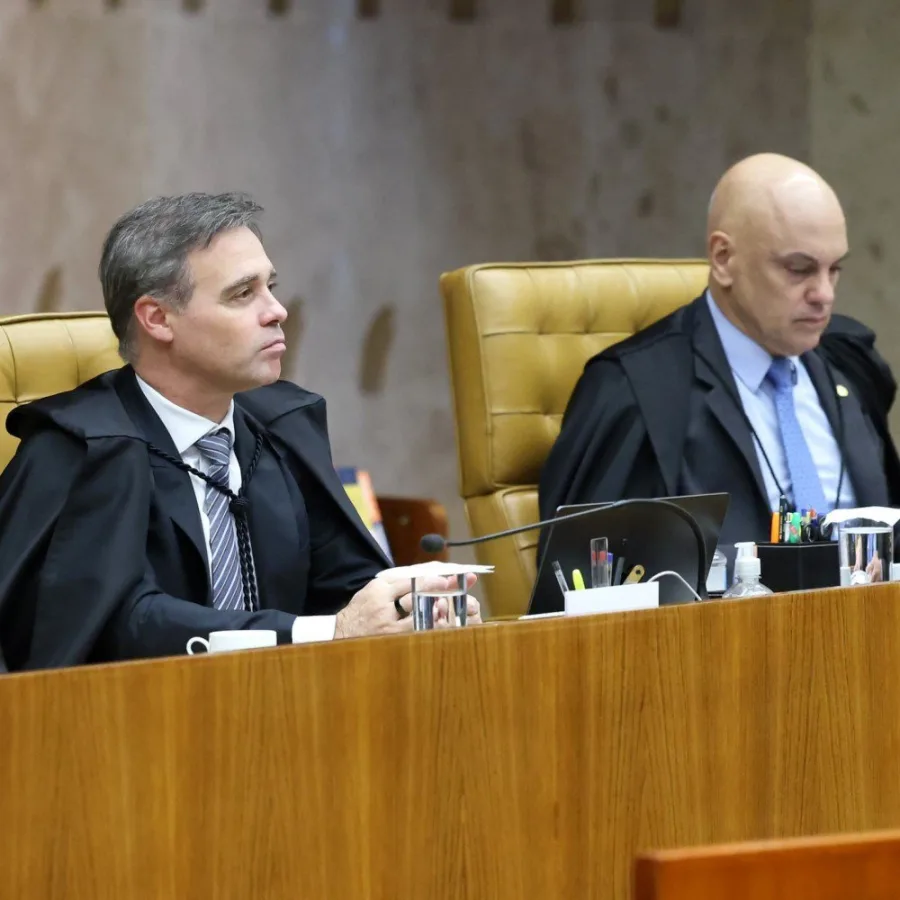 Alexandre de Moraes e André Mendonça durante sessão do Supremo Tribunal Federal