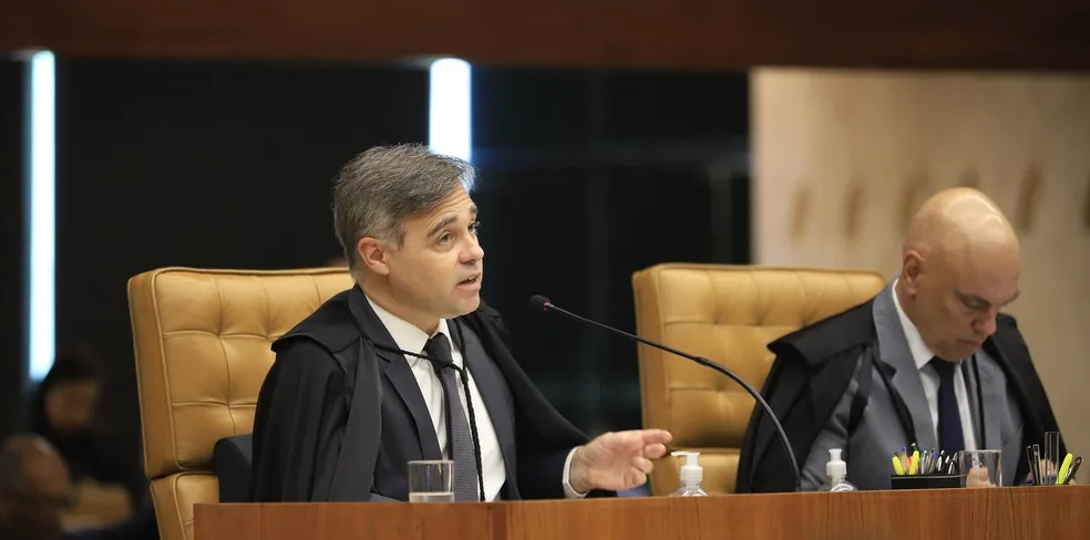 Alexandre de Moraes e André Mendonça durante sessão do Supremo Tribunal Federal