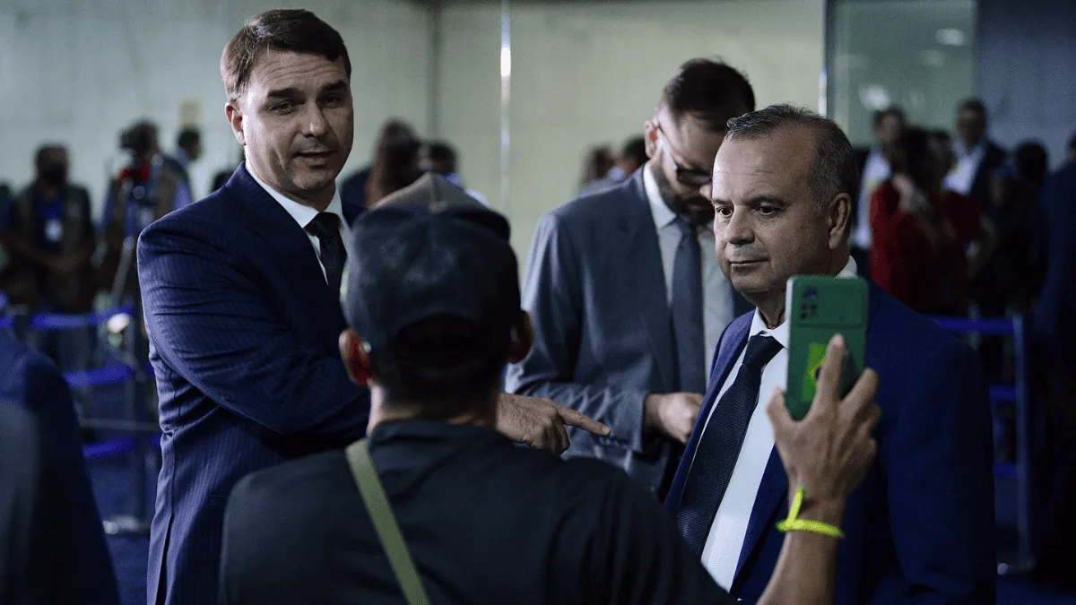 Rogério Marinho e Flávio Bolsonaro durante compromisso político