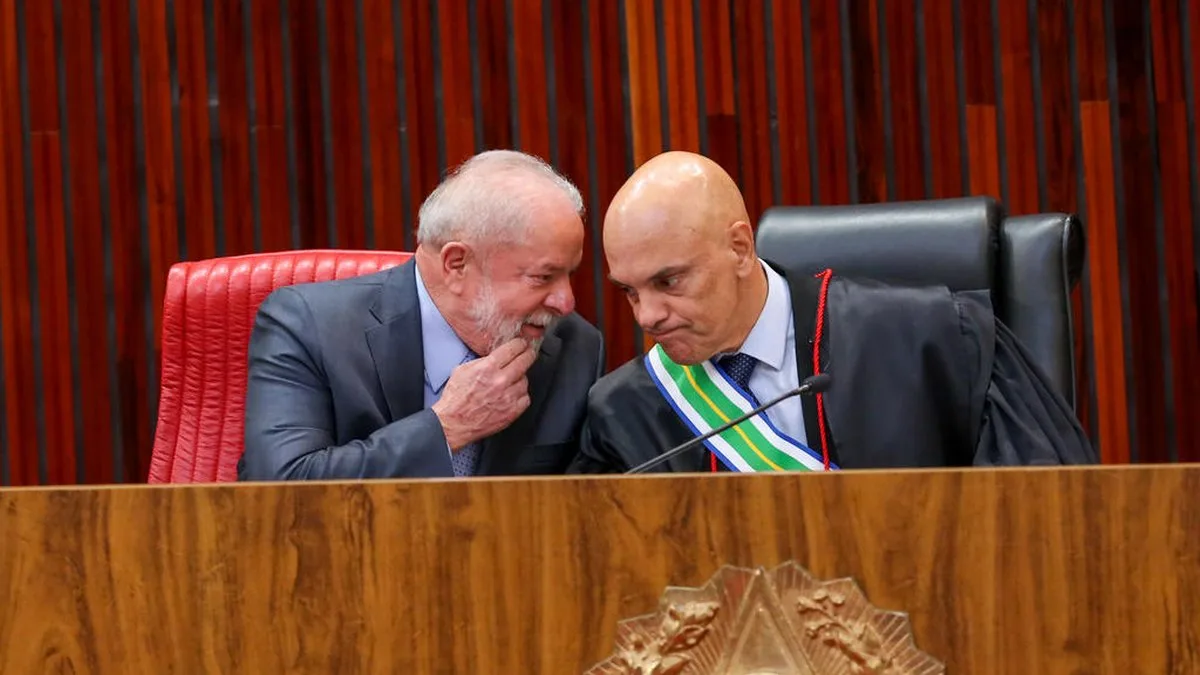 Presidente Lula conversa com Alexandre de Moraes durante cerimônia oficial