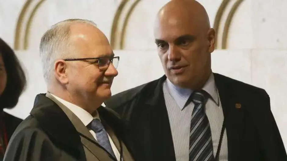 Edson Fachin conversa com Alexandre de Moraes durante sessão do Supremo Tribunal Federal
