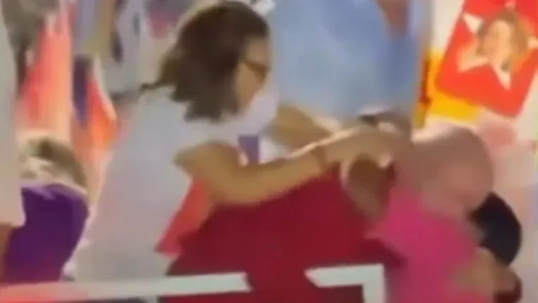 Janja interrompe abraço de apoiadora no presidente Lula durante carreata em Juazeiro do Norte