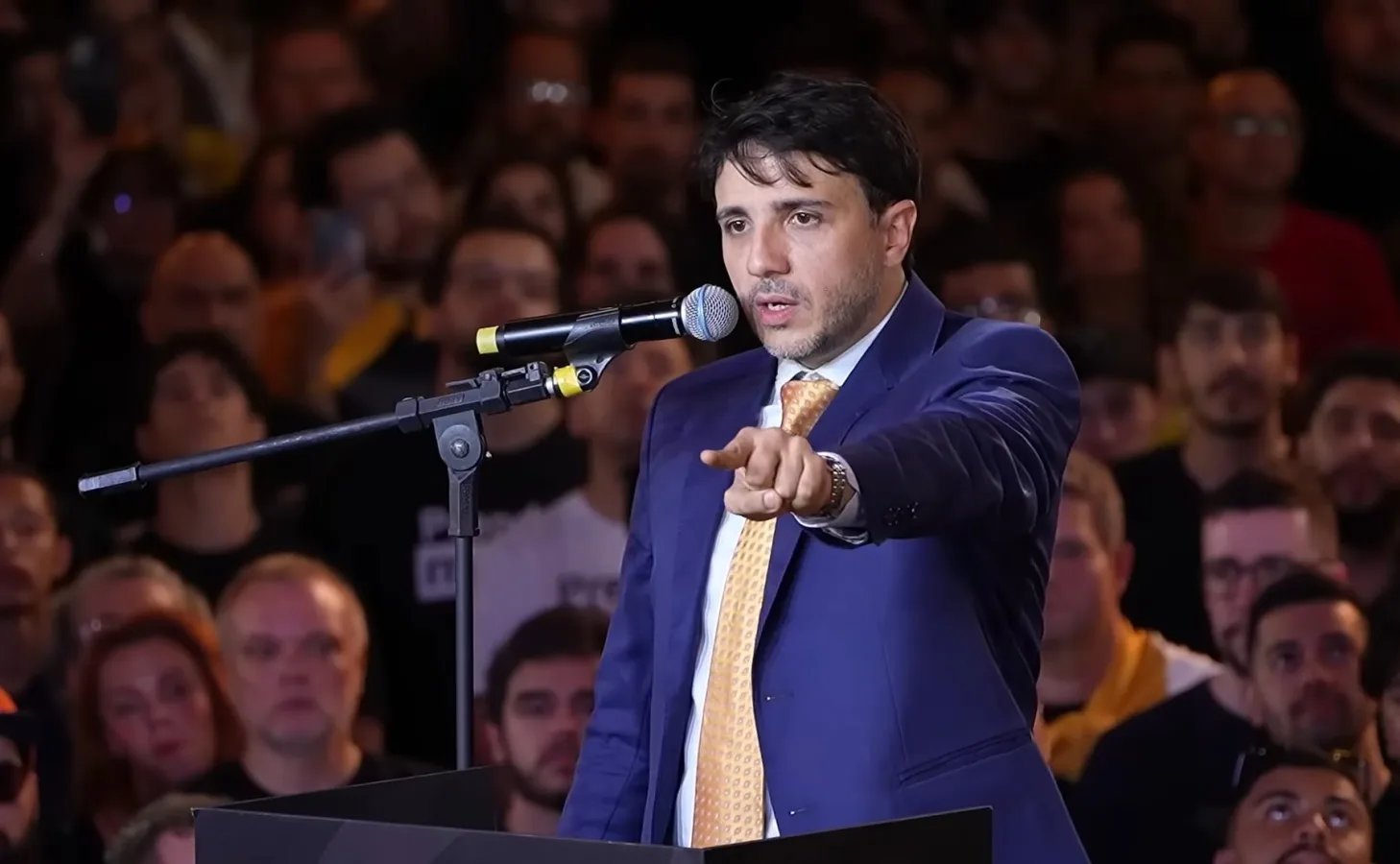 Renan Santos durante discurso em evento político