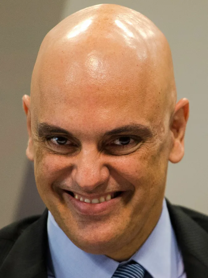 Retrato do ministro do STF Alexandre de Moraes em 2017, de terno e gravata, em fundo neutro