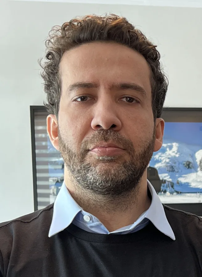 Deputado federal André Janones em retrato de agosto de 2022, de barba e camisa azul clara