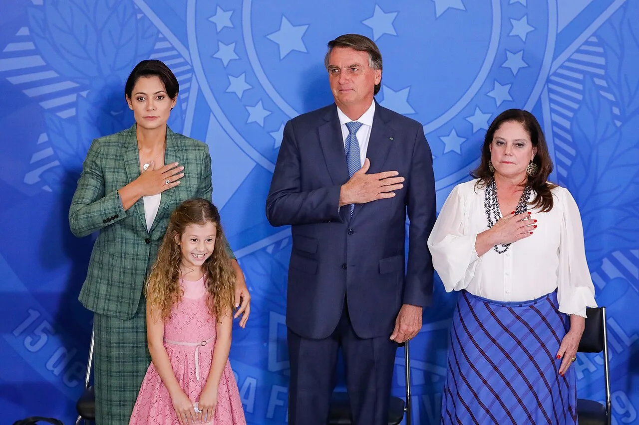 Michelle Bolsonaro com a mão no peito durante cerimônia oficial no Palácio do Planalto em 2022