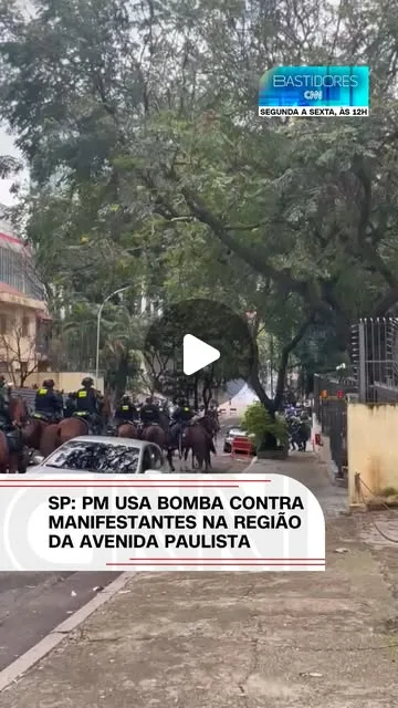 Policiais usam bombas de gás durante manifestação próxima à Avenida Paulista