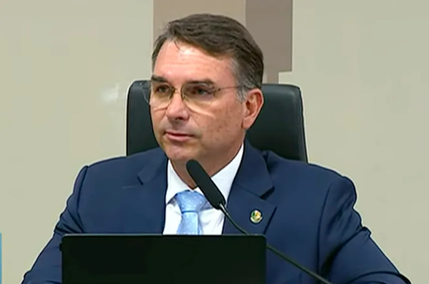 Senador Flávio Bolsonaro; pesquisa Veritá o coloca à frente de Lula no segundo turno