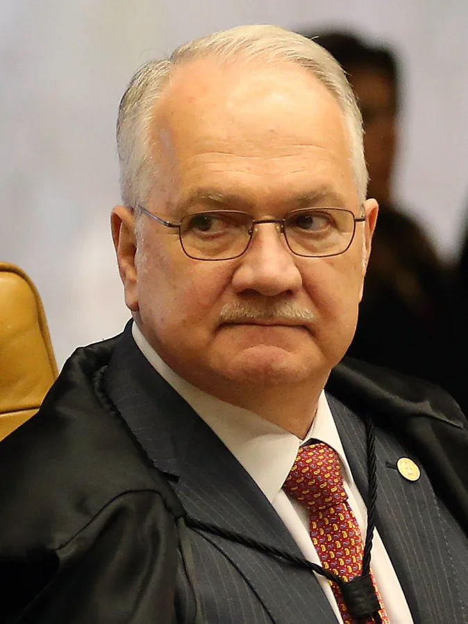 Retrato do ministro Edson Fachin, presidente do STF, de toga, terno e gravata vermelha
