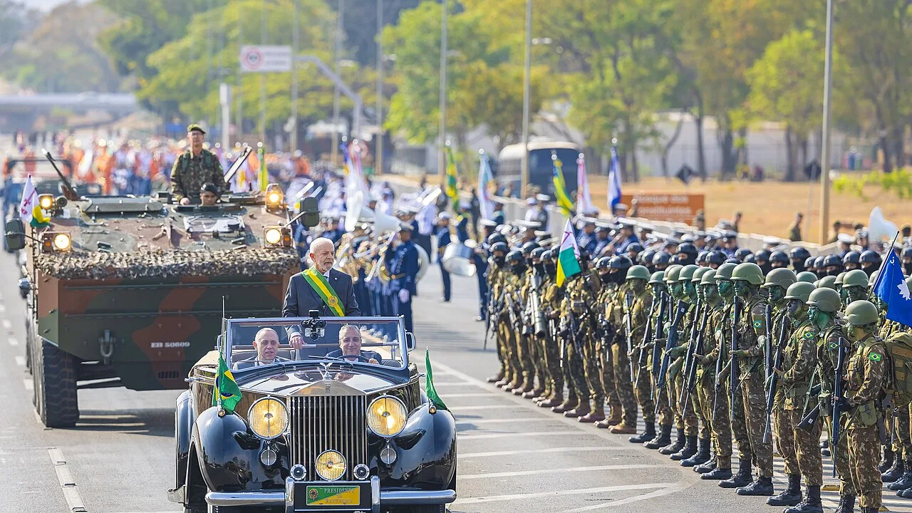 Presidente Luiz Inácio Lula da Silva, de faixa presidencial, no Rolls-Royce conversível durante o desfile de 7 de Setembro na Esplanada dos Ministérios, em Brasília